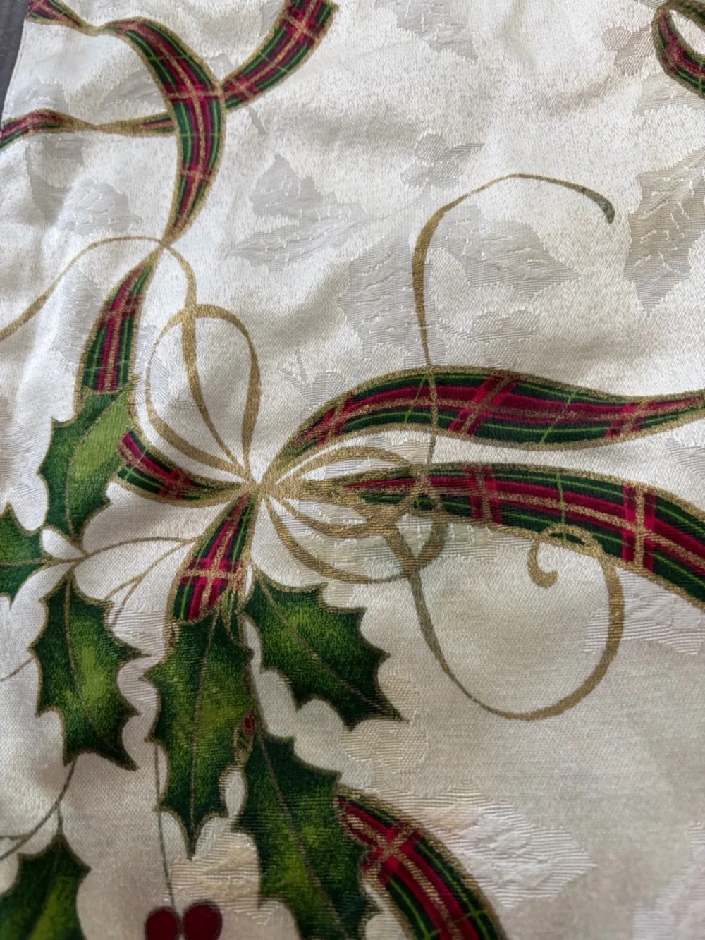 Holiday Nouveau Holly & Plaid Table Runner - Ivory and Green 90 x 14
